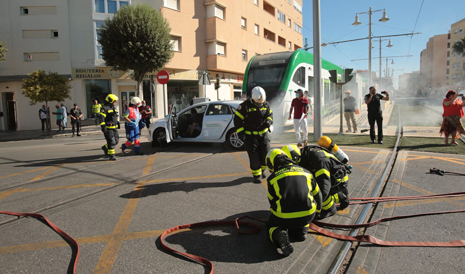 Los bomberos actúan en pleno simulacro de emergencias en el Trambahía de Cádiz.
